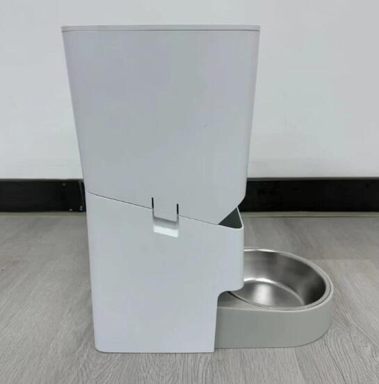 automatic pet feeder